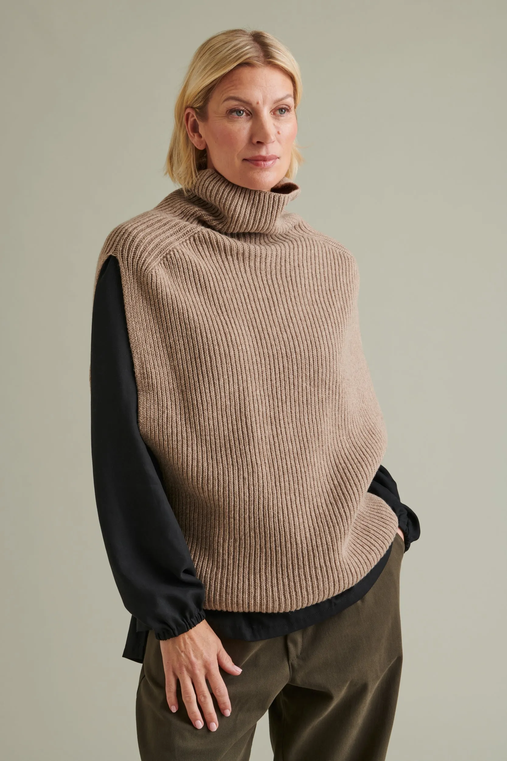 Utö Collared Vest Brown